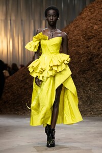 00005-alexander-mcqueen-fall-2022-ready-to-wear-credit-brand.thumb.jpg.8fcd92ef823bef3c98d19556b27676a4.jpg