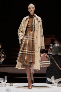 00007-burberry-fall-2022-ready-to-wear-credit-brand.thumb.jpg.402e341c7d4360b8d281c3826a790df3.jpg