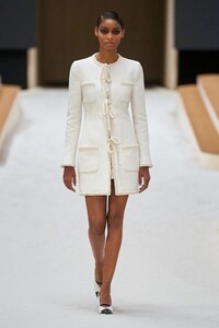 00008-Chanel-Couture-Spring-22-credit-gorunway.thumb.jpg.35740e1d1e1ea35b3b507c8b958ad771.jpg
