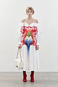 00012-alexander-mcqueen-pre-fall-2023-credit-brand.thumb.webp.93f0bad14e3a7f92b30df42fc14c0807.webp