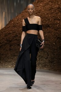 00014-alexander-mcqueen-fall-2022-ready-to-wear-credit-brand.thumb.jpg.712a58894d22cc22e6a85af919ec0fcb.jpg
