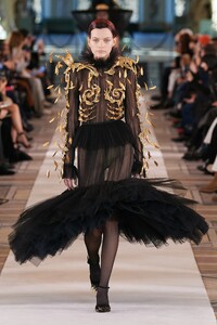 00015-Schiaparelli-Couture-Spring-22-credit-Gorunway.thumb.jpg.206e61fcdb99a689a3c4b18eb7592ab4.jpg