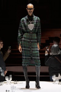 00015-burberry-fall-2022-ready-to-wear-credit-brand.thumb.jpg.53e2db91ea71eb0df1721cfd3c92ce66.jpg
