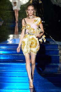 00017-Versace-by-Fendi-PreFall-22-Milan-credit-gorunway.thumb.jpg.ead8e1901a729f53657e6adaf5efc4b5.jpg