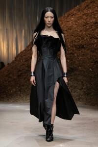 00020-alexander-mcqueen-fall-2022-ready-to-wear-credit-brand.thumb.jpg.528f2c3ff792bafa2d5dd2523a7f09e0.jpg