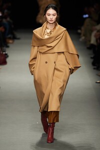 00023-alberta-ferretti-fall-2022-ready-to-wear-credit-gorunway.thumb.jpg.d222bed5e2bc67fe789be4099e577f96.jpg