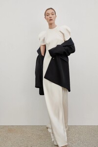 00024-St.John-PreFall-22-NewYork-credit-brand.thumb.jpg.211264820ea94e3e3498f4c6d7cad0b5.jpg