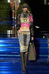 00029-Fendi-by-Versace-PreFall-22-Milan-credit-gorunway.thumb.jpg.9d5ee701a050bddb1ca28afda60e0185.jpg