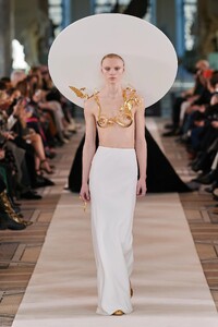 00031-Schiaparelli-Couture-Spring-22-credit-Gorunway.thumb.jpg.cf25f8dbaaa03ccba7a42a697012ba25.jpg