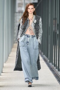 00033-Chanel-Pre-Fall-22-Paris-credit-gorunway.thumb.jpg.87e78c7d73f50ced590010a068f96359.jpg
