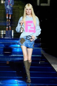 00034-Fendi-by-Versace-PreFall-22-Milan-credit-gorunway.thumb.jpg.2ffaa129ab036ae1cd767039b966345b.jpg