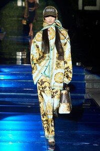 00037-Fendi-by-Versace-PreFall-22-Milan-credit-gorunway.thumb.jpg.76cfe8d68d0b4fe4b5e0ef5f67dd3715.jpg