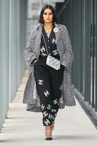 00038-Chanel-Pre-Fall-22-Paris-credit-gorunway.thumb.jpg.f1237199f9c99ebef70f9b4417c2f44a.jpg