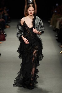 00038-alberta-ferretti-fall-2022-ready-to-wear-credit-gorunway.thumb.jpg.6ee9d45cd25c38678e9309c8230a4355.jpg