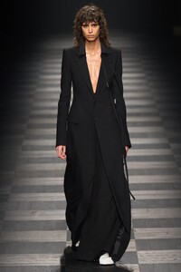 00041-ann-demeulemeester-fall-2022-ready-to-wear-paris-credit-filippo-fior-gorunway.thumb.jpg.97a2078b9b3325eb559a21a34a87b15b.jpg