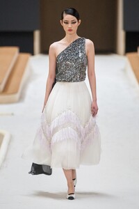 00042-Chanel-Couture-Spring-22-credit-gorunway.thumb.jpg.715bb5d309767e13e78eac04ad6bd2a0.jpg