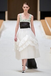 00043-Chanel-Couture-Spring-22-credit-gorunway.thumb.jpg.4abfc795493efcaf65e5da78f339f5e6.jpg