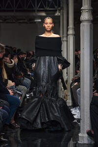 00044-Alaia-Fall-22-Paris-credit-brand.thumb.jpg.1a54cc621c617e939bdbacd84fb44eeb.jpg