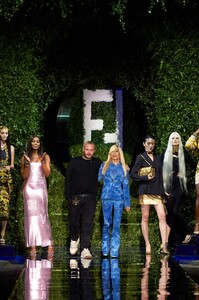 00050-Fendi-by-Versace-PreFall-22-Milan-credit-gorunway.thumb.jpg.3890edc74593df1ba24dc3a3bb375425.jpg