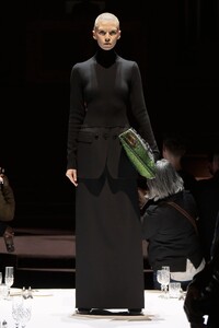 00051-burberry-fall-2022-ready-to-wear-credit-brand.thumb.jpg.e2c3ba70e5382defe5ed513e0f1e4ec1.jpg