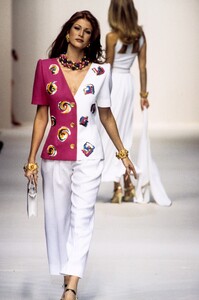 101151704_Givenchy1993WomenRTW23.thumb.jpg.fe9bcae2e60981a8806a108f134da712.jpg