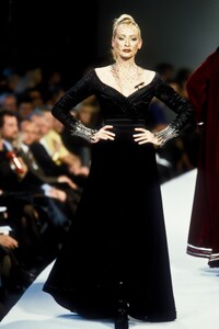 1022864963_ClaudeMontana1996WomenRTW187.thumb.jpg.211ce227a35a6d8a1a85b835c859f77e.jpg