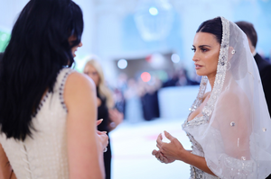 1025655590_The2023MetGalaCelebratingKarlLagerfeld-ALineOfBeauty-RedCarpet.png