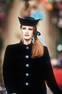 1026489_YvesSaintLaurent1992HauteCouture95.thumb.jpg.95ce0c23bcd3e608091d77160cd5518e.jpg