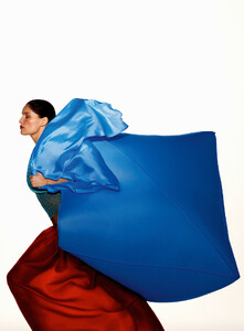 1048529932_VogueFranceMarch2022123.thumb.jpg.06a4aca74e6e04c43d35c11191a1f83c.jpg