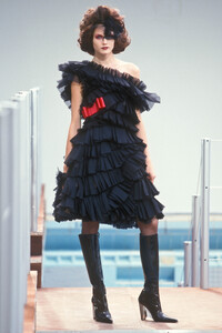 1052049136_Chanel2000HauteCouture40.thumb.jpg.c4dd2adf3747a27c542a744049d4e2b3.jpg