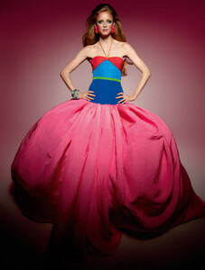 1065676554_VogueParisMayJune2020109.thumb.jpg.6a4b311138df6d5f14cb986018f5ee76.jpg