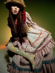 1067145900_VogueParisMayJune2020108.thumb.jpg.ac6e0d12ca724459d74f111cf79c1e7c.jpg