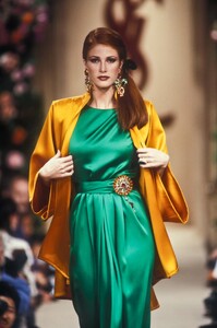 1079989989_YvesSaintLaurent1992HauteCouture117.thumb.jpg.854924e792d0a5c9067d0d5740af9238.jpg