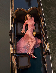 109894572_VogueParisNovember201714.thumb.jpg.7e1e8ae1809386dde5395bd623f34a56.jpg