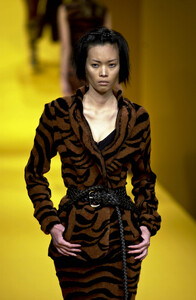 1110882237_VivienneWestwood2001WomenRTW36.thumb.jpg.b952e5ef14d0cb61611c84d8fce8f07a.jpg