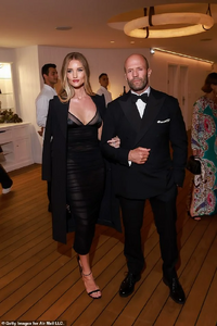 1111196037_1684917801_194_Rosie-Huntington-Whiteley-and-fiance-Jason-Statham-attend-Air-Mail-party(1).thumb.png.eca4d67833831a178f05106b92f1a6f0.png