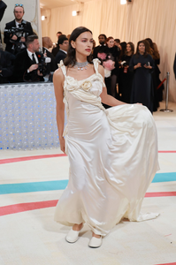 1113778861_MetGala2023-KarlLagerfeldRedCarpetLooks3.png