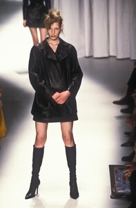 1140399555_Versace1997WomenRTW44.thumb.jpg.a9ccfe4e1a54e5a3717b1155800f9417.jpg