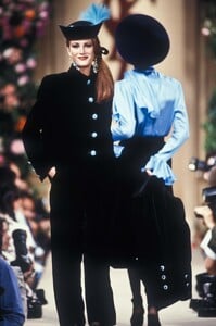 1158967827_YvesSaintLaurent1992HauteCouture94.thumb.jpg.c44eef83352dfc383d9697a2cc3859bf.jpg