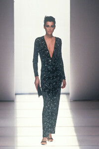 1168636269_GiorgioArmani1997WomenRTW29.thumb.jpg.fab3f86f00059ec443ab85bf34e5d3fc.jpg