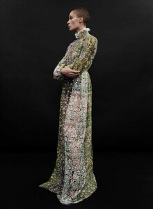 1237097553_VogueSpainApril2017-07.thumb.jpg.b2d33bfeb03f84ca9494007b97bceb1a.jpg