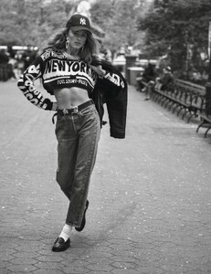 1250886426_VogueParisSeptember201921.thumb.jpg.f2c05e60ba94bcb71cc67c5536cea497.jpg