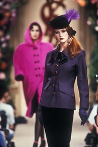 1258000986_YvesSaintLaurent1992HauteCouture22.thumb.jpg.d0dec0515a11d92d201d5a87eebc85ca.jpg