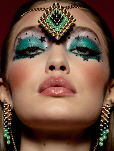 1260724508_VogueParisMayJune2020107.thumb.jpg.09abe16535cbd182e12d6e2b0d49966c.jpg