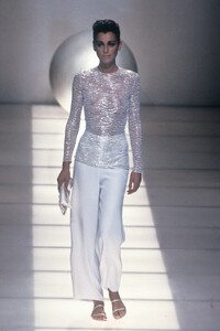 1341049046_GiorgioArmani1997WomenRTW19.thumb.jpg.3ae4867276b7769cfc69825de20ec141.jpg