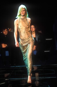 1343780746_Versace1999WomenRTW149.thumb.jpg.98a12740b974d7a88f7c0c4a3dca86c7.jpg