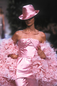 1356575122_PierreBalmain2001HauteCouture77.thumb.jpg.57c88805a549adef5b13b1ca83a9476a.jpg