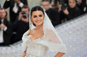 1364826366_The2023MetGalaCelebratingKarlLagerfeld-ALineOfBeauty-Arrivals32.png