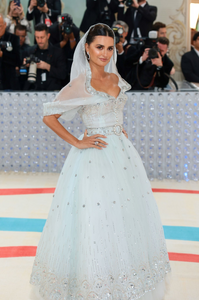 1367834748_The2023MetGalaCelebratingKarlLagerfeld-ALineOfBeauty-Arrivals40.png