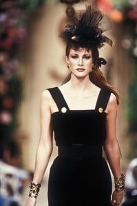 1371872765_YvesSaintLaurent1992HauteCouture76.thumb.jpg.c7106702c6713fdb9977559620bfff4f.jpg